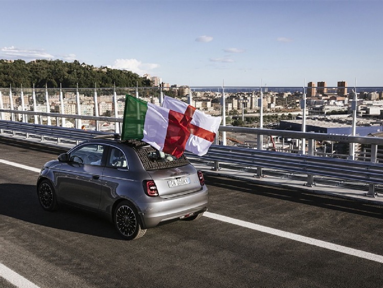 Fiat 500 przejechał nowym mostem św. Jerzego w Genui. Nowa 500 i Genua symbolicznie zjednoczone w restarcie ku przyszłości pod znakiem technologii i zrównoważonego rozwoju